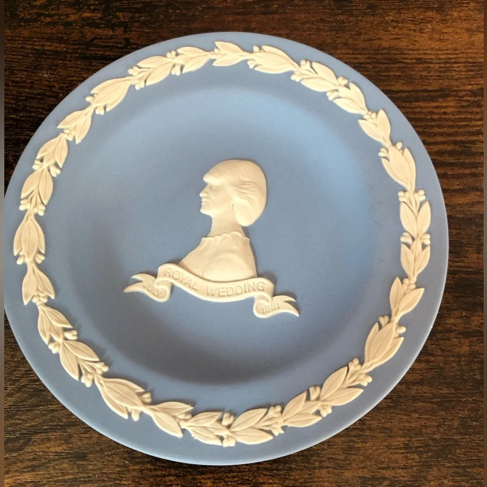 1981 Wedgwood Plates Prince Charles and Princess Diana Royal Wedding - Picture 1 of 4